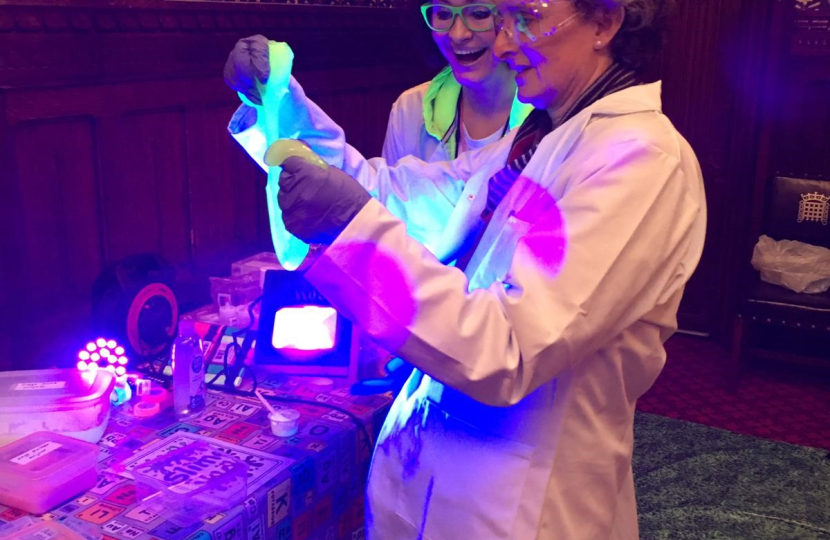 Flick experiments with slime in support of science in schools