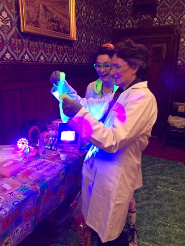 Flick experiments with slime in support of science in schools